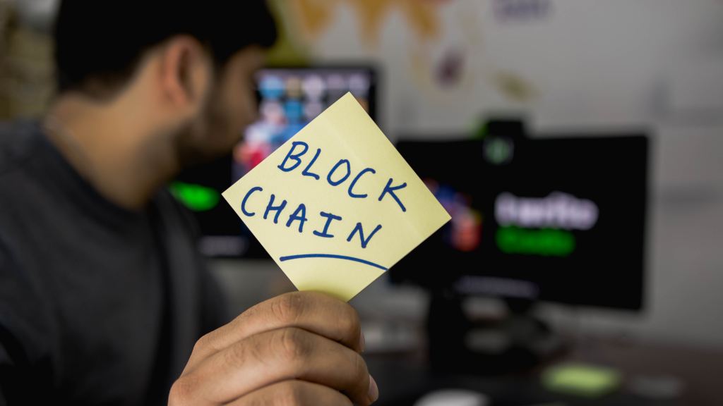 Blockchain post-it. An article about the Petro and the concept of cryptocurrency.